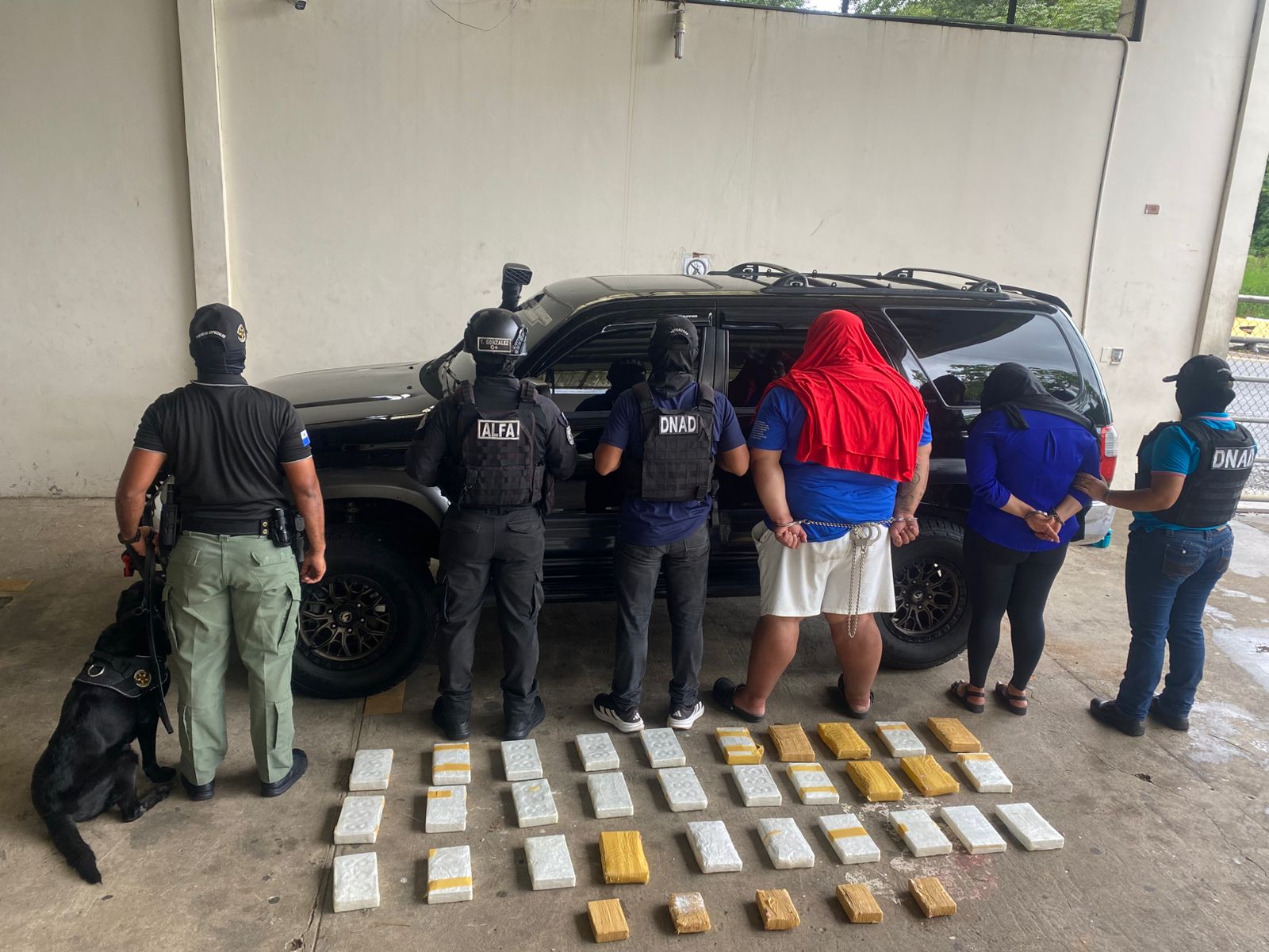 Policía Nacional decomisa 35 paquetes de droga y aprehende a dos personas en Guabalá.